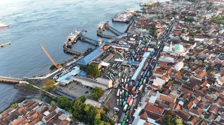 Antrean di Pelabuhan Ketapang Capai 12 Km, Kendaraan Mengular hingga Watu Dodol
