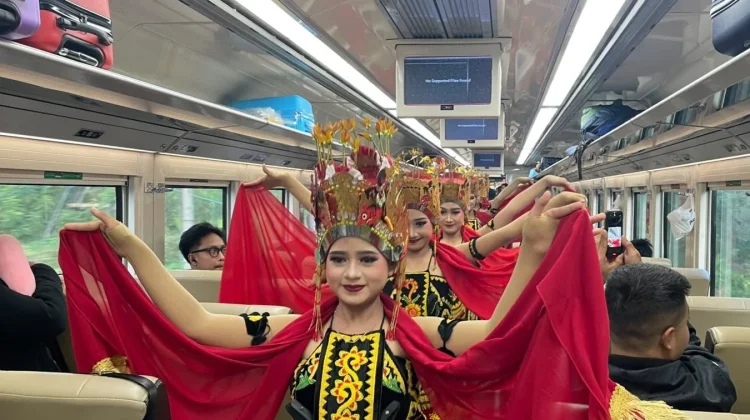 Tari Gandrung Menyapa Penumpang KA Sangkuriang, Promosikan Gandrung Sewu 2026