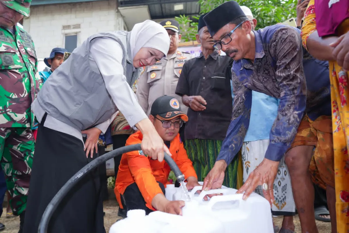 Gubernur Khofifah Salurkan Air Bersih dan Sembako ke Warga Kedundung Sampang