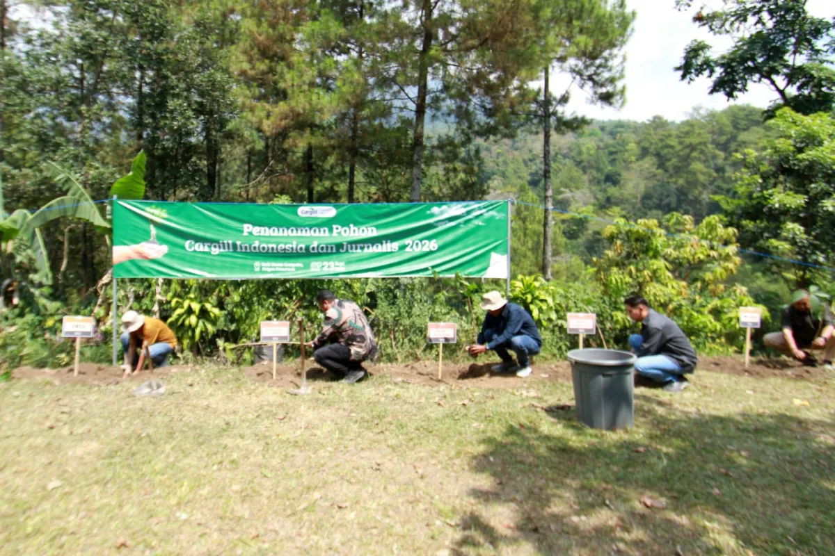 Kegiatan penanaman pohon para jurnalis dan perwakilan Cargill Indonesia di Hutan Cempaka Prigen