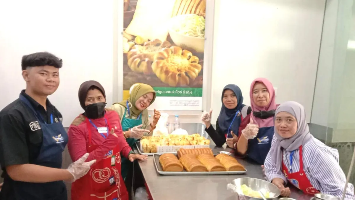 Warga Tambaksari saat mengikuti pelatihan gratis di Bogasari Baking Center (BBC)