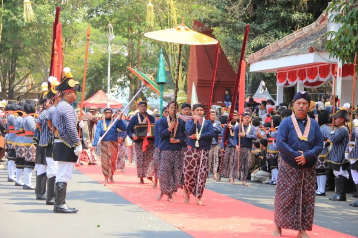 Kirab Pusaka Hari Jadi Trenggalek Dibanjiri Masyarakat, Bupati Ikut Jalan Kaki