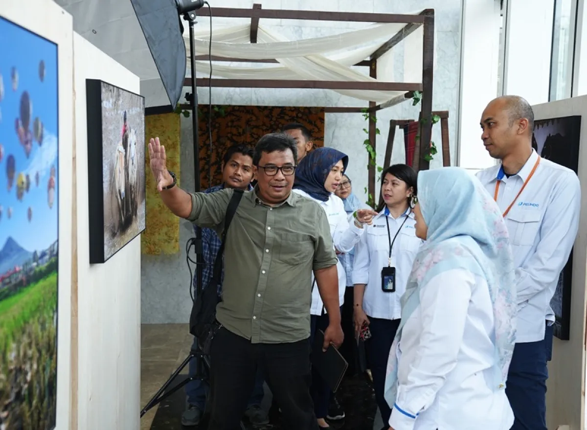 Pemateri Beky Subechi menjelaskan cerita dan perspektif di balik sebuah karya fotografi kepada peserta.jpg