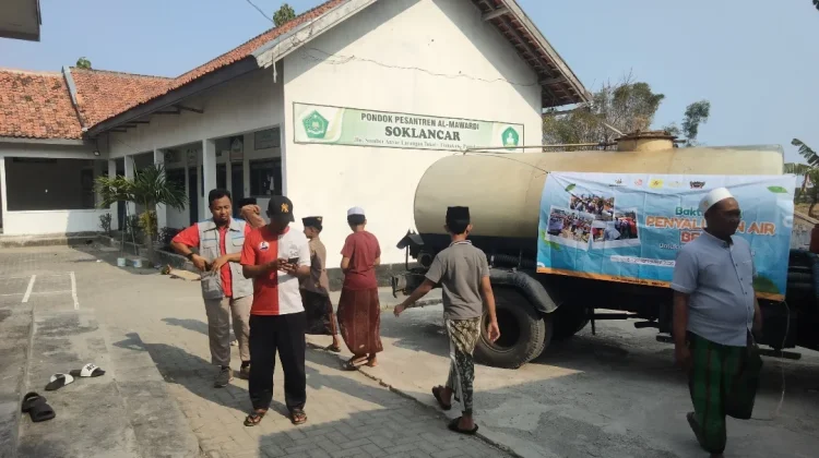  PLN UP3 Madura menyalurkan bantuan air bersih untuk masyarakat terdampak kekeringan di Kabupaten Pamekasan