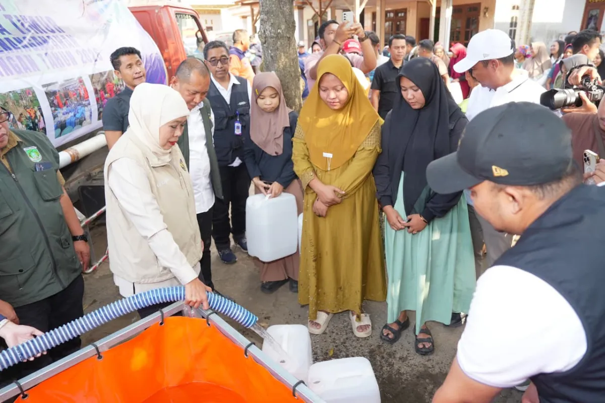 Gubernur Jawa Timur Khofifah Indar Parawansa turun langsung memastikan kebutuhan air bersih masyarakat terdampak kekeringan di Kabupaten Pasuruan