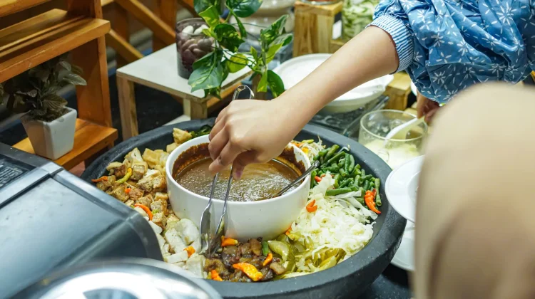 Rawon hingga Lontong Balap Naik Kelas, Kuliner Surabaya Kini Hadir di Hotel Wyndham Surabaya