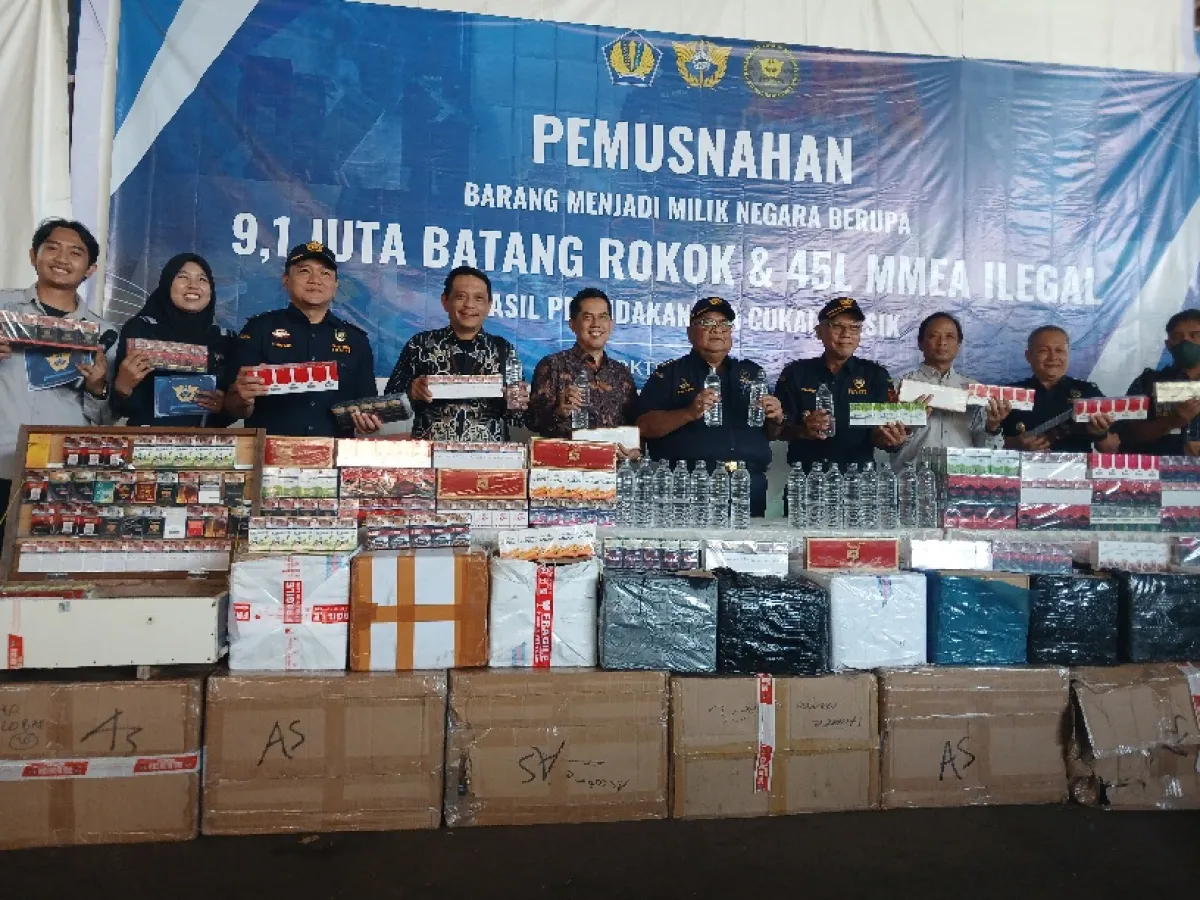Kepala KPPBC TMP B Gresik Raden Muhamad Agus Ekawidjaja bersama Kepala Kanwil DJKN Jatim Arik Haryono dan jajarannbea cukai menunjukkan rokok ilegal yang akan dimusnahkan