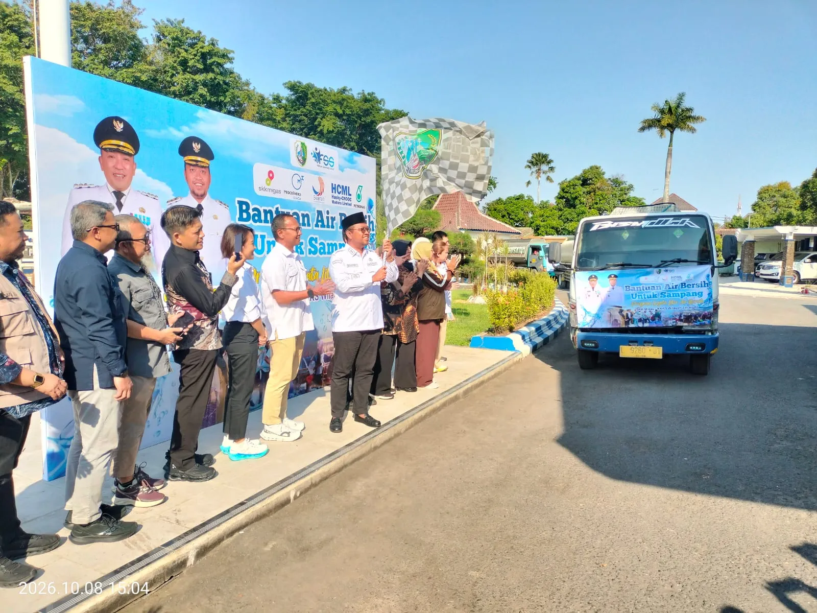 Bantuan sejuta liter air bersih yang menyasar tujuh kecamatan itu dilepas langsung oleh Wakil Bupati Sampang Ahmad Mahfudz