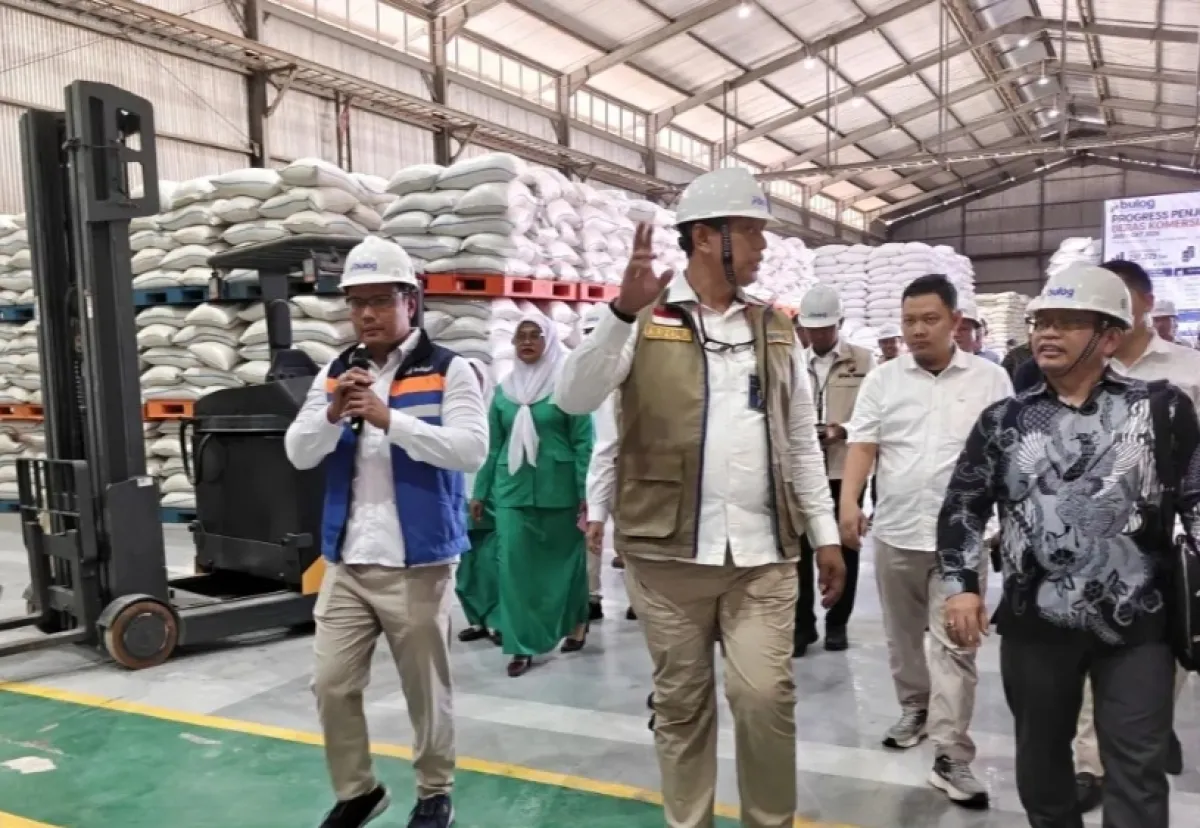 Direktur Utama Perum Bulog Ahmad Rizal Ramdhani saat meninjau pasokan beras di Gudang Bulog Surabaya, Sidoarjo