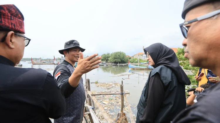 Pemkab Madiun Lakukan Pengerukan Sampah di Kalimati