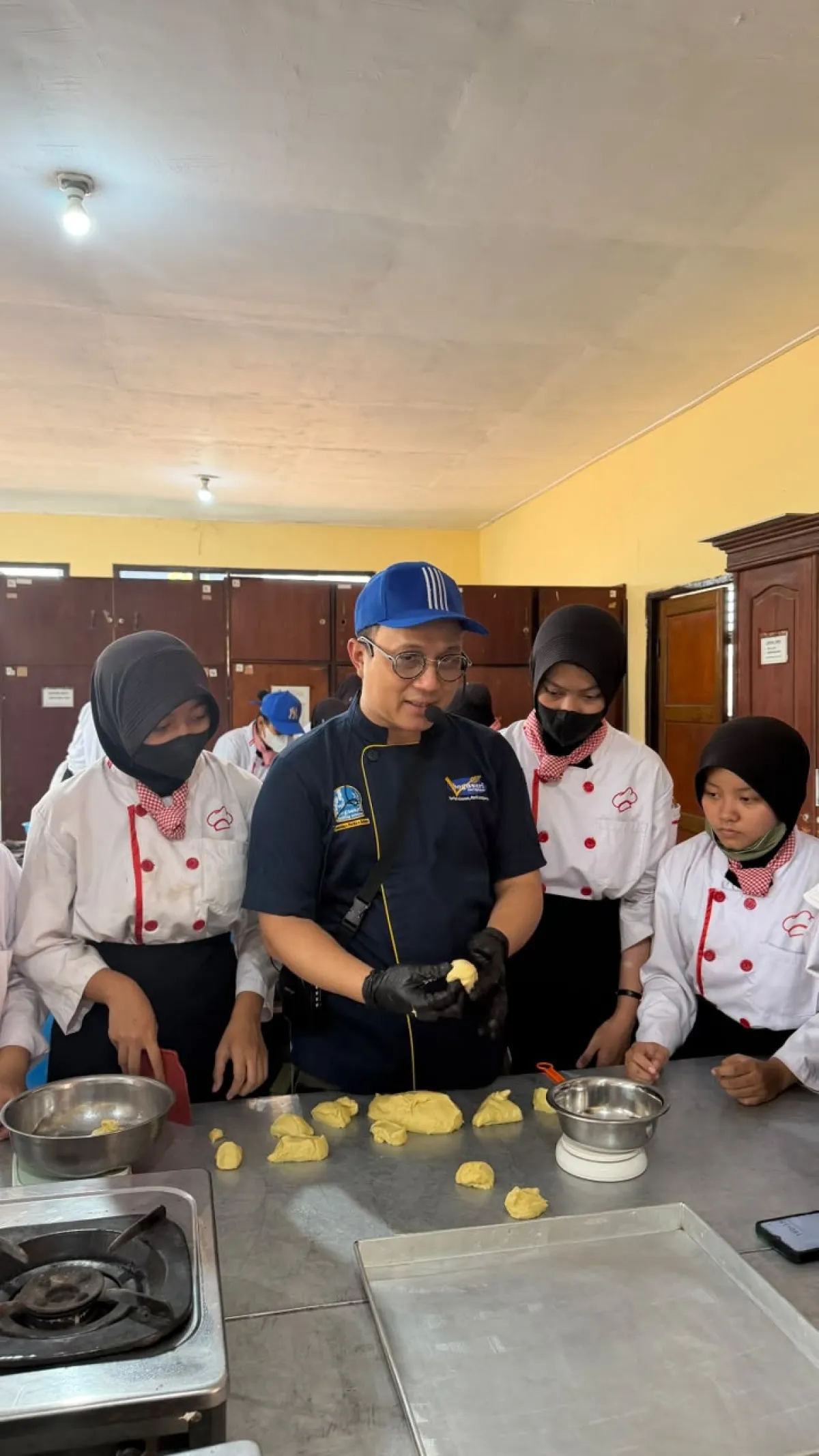 Ratusan Siswa SMKN 3 Kediri Belajar Buat Roti dari Bogasari 