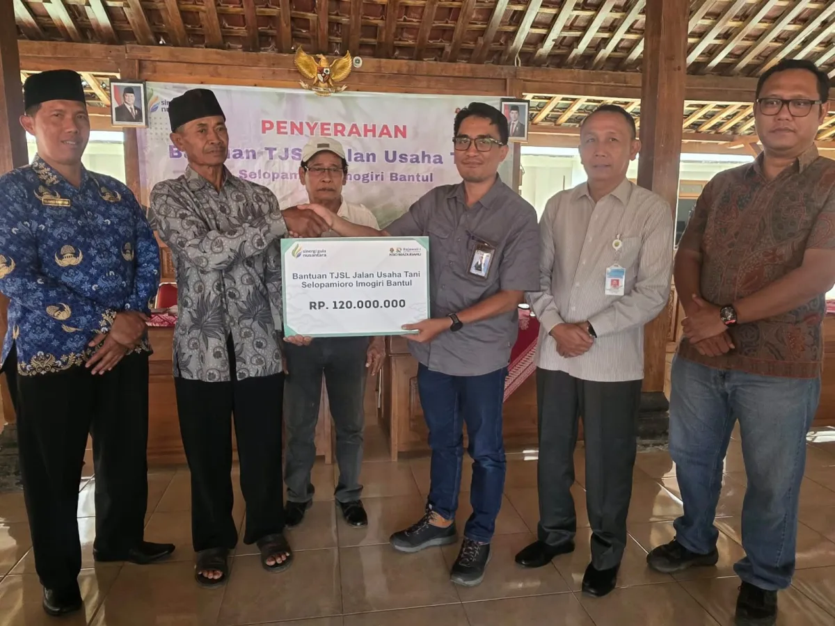Penyerahan bantuan program TJSL pembangunan jalan untuk mendukung pengembangan areal tebu petani di Desa Selopamioro, Kecamatan Imogiri, Kabupaten Bantul, Daerah Istimewa Yogyakarta (2/10/2026).