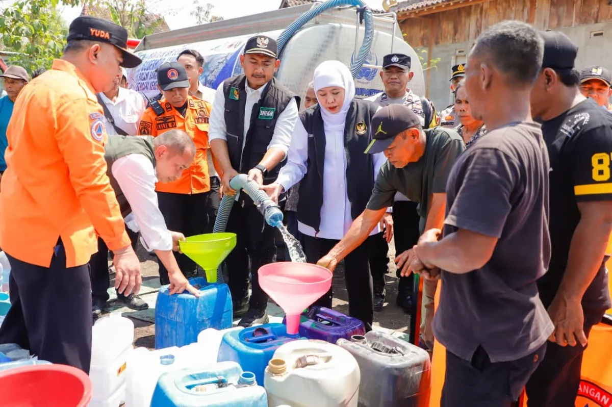 Gubernur Khofifah Salurkan Bantuan Air Bersih di Desa Kenongrejo Ngawi