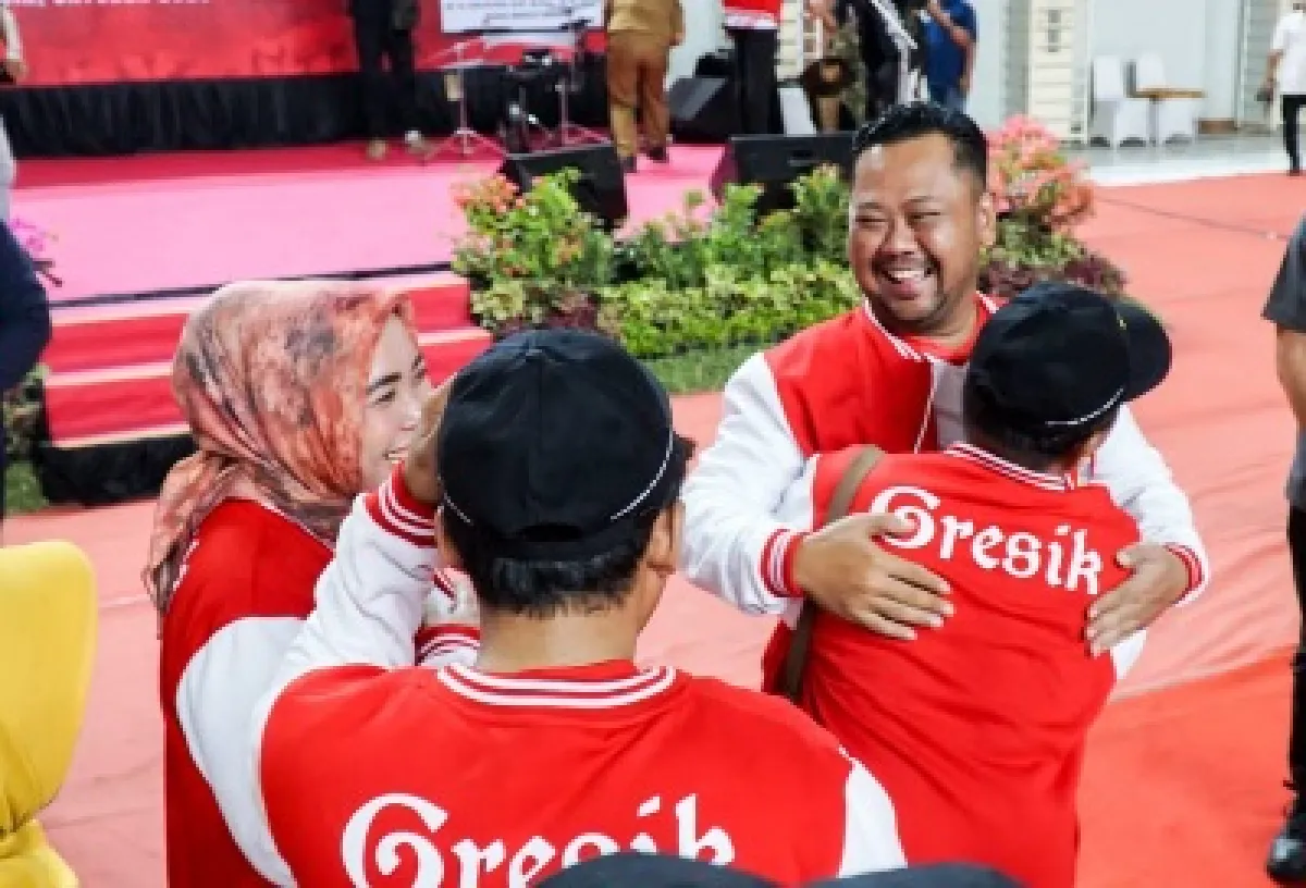 Bupati saat menyapa atlet POPDA Gresik