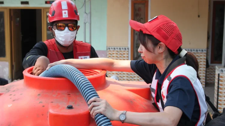 Relawan Jepang Bersama PMI Jember Distribusikan Air Bersih untuk Warga