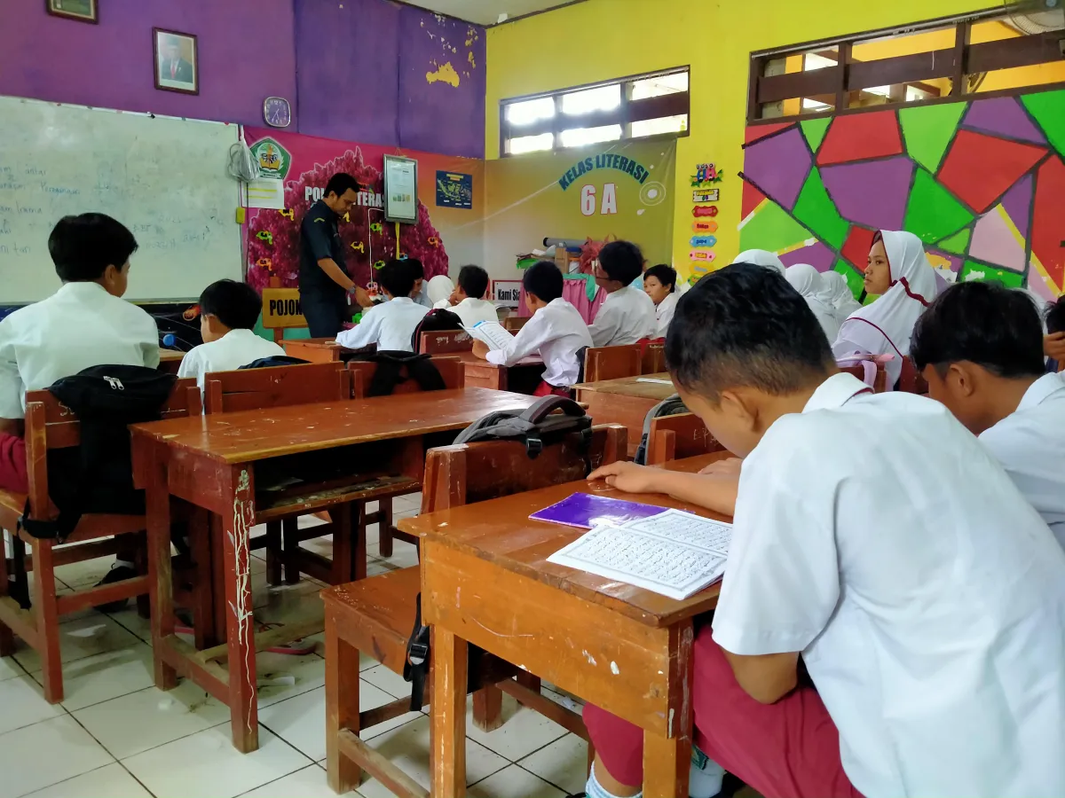 Siswa Kelas Satu dan Dua di Sampang Dapat Program SiMENULIS