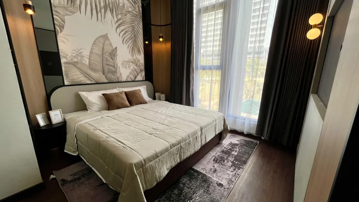 Konsep kamar tidur dengan pencahayaan kuat dan elegan menjadikan betah berlama-lama di kamar