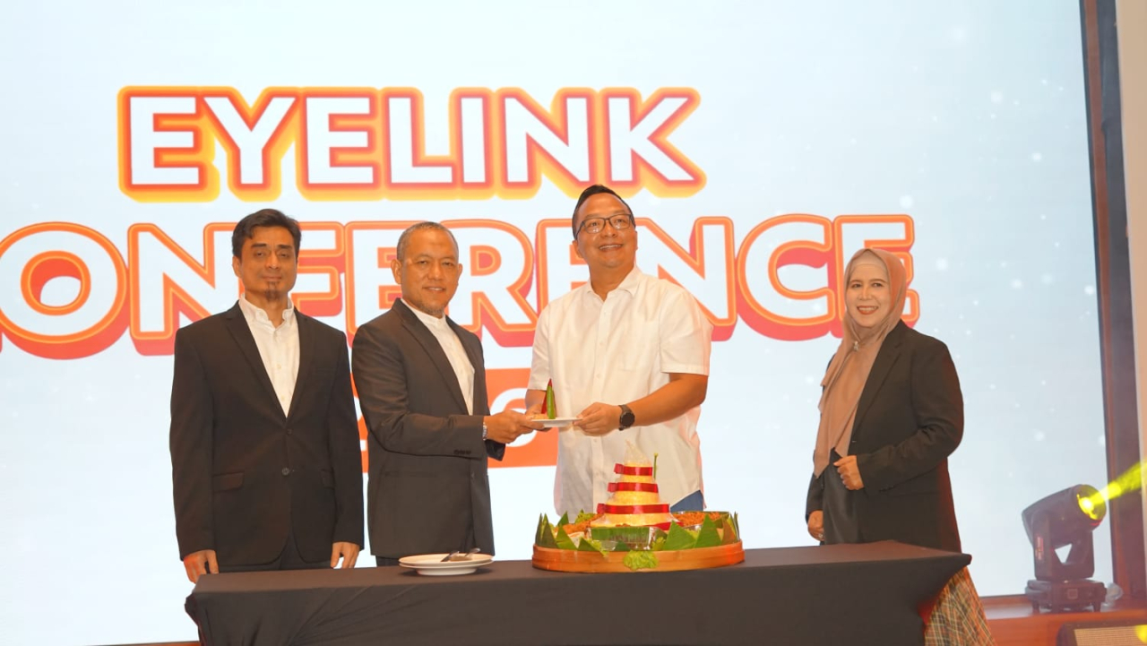 KONSISTEN: Wakil Bupati Gresik dr. H. Asluchul Alif dan President Director (Presdir) Eyelink Group Muhammad Rusli beserta jajarannya dalam HUT Eyelink Group ke - 16 tahun (24/1/2026)