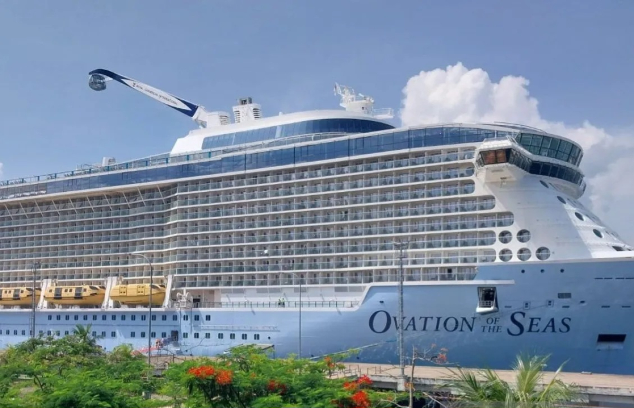 Kapal pesiar mewah Ovation Of The Seas dengan membawa 4.684 wisatawan mancanegara singgah di Pelabuhan Gili Mas, Lembar, Kabupaten Lombok Barat, NTB