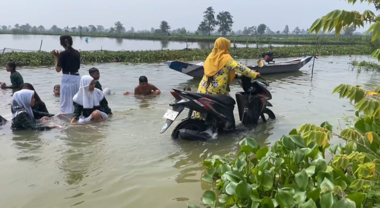 Badan Penanggulangan Bencana Daerah (BPBD) Kabupaten Lamongan mencatat dampak banjir luapan Sungai Bengawan Jero meluas