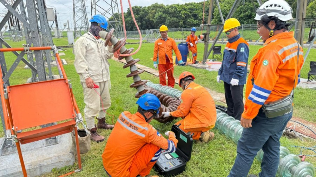 PLN UIT JBM bergerak cepat melakukan penggantian isolator yang mengalami kerusakan di Gardu Induk Tegangan Ekstra Tinggi (GITET) 500 kV Kediri