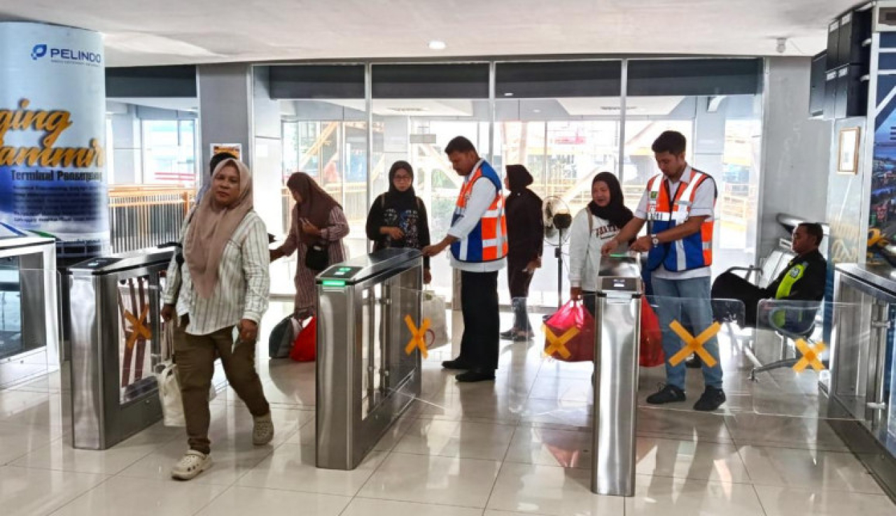 Penumpang kapal memasuki terminal penumpang pelabuhan Pelindo