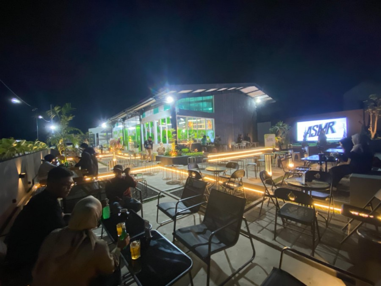 ASMR Coffee & Noodle Warehouse kini menjadi salah satu spot kuliner favorit di kawasan Taman Dayu, Pandaan