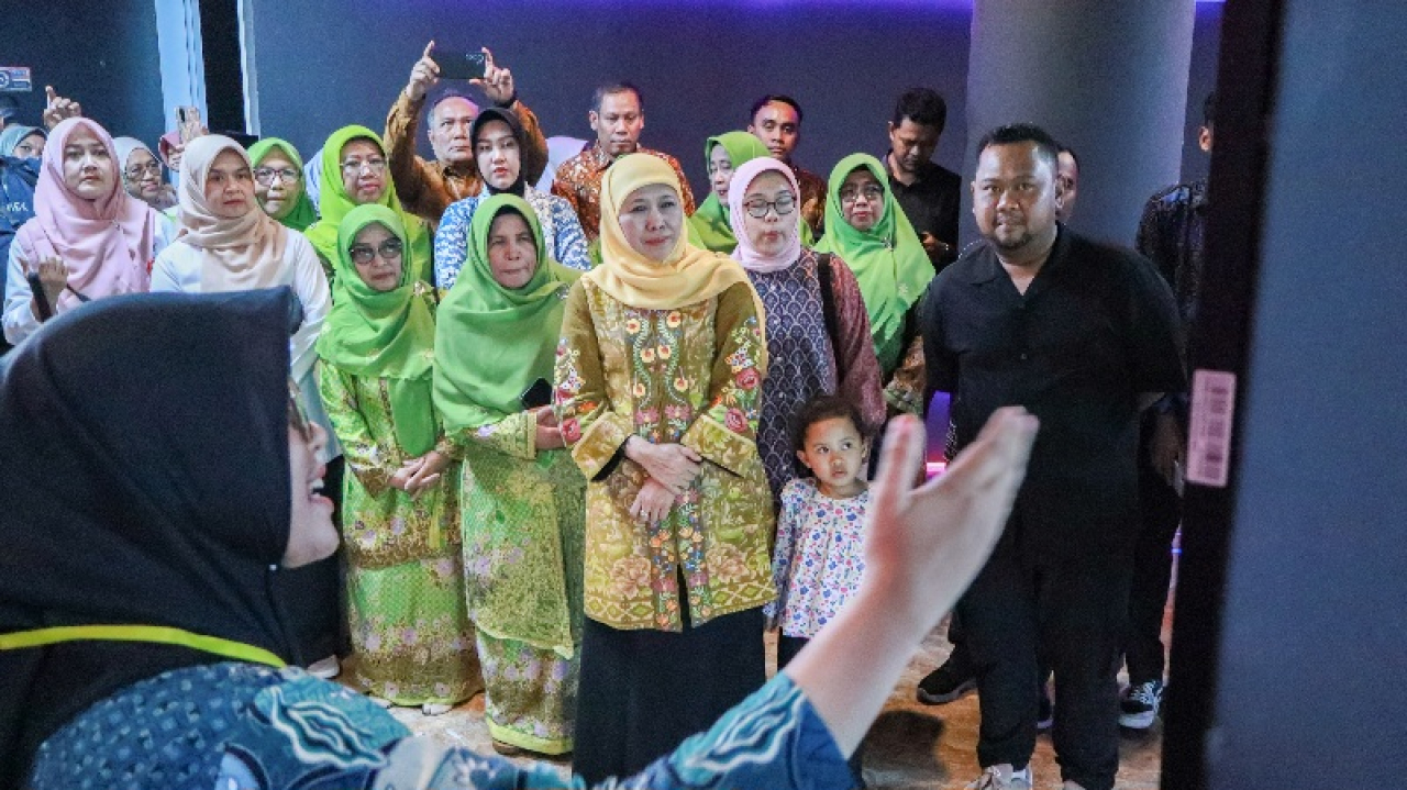 Gubernur Jawa Timur Khofifah Indar Parawansa bersama Bupati Gresik Fandi Akhmad Yani mengunjungi Gresik Universal Science (GUS)