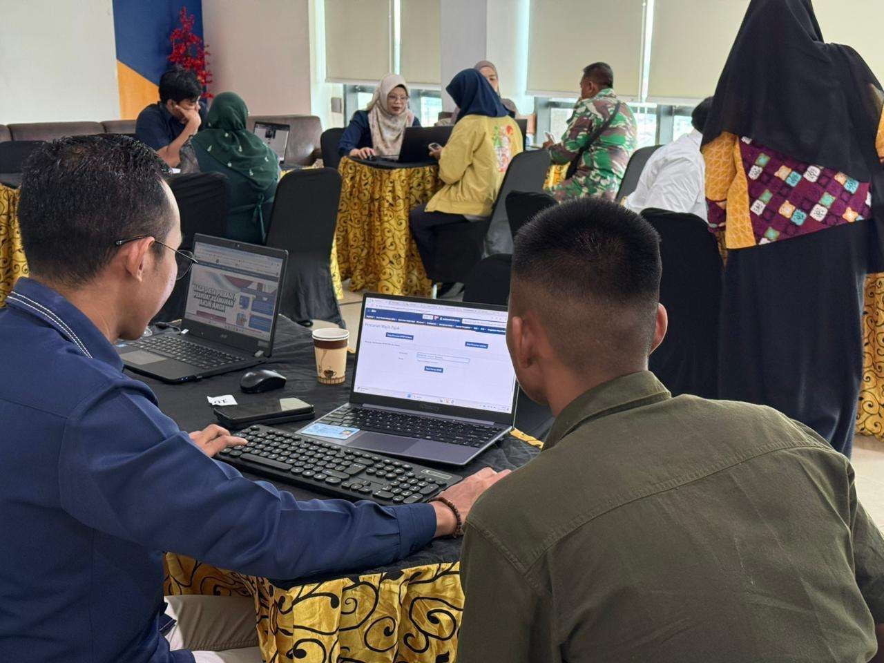 Wajib pajak saat aktivasi akun dan pembuatan Kode Otorisasi Wajib Pajak di seluruh Kantor Pelayanan Pajak (KPP)