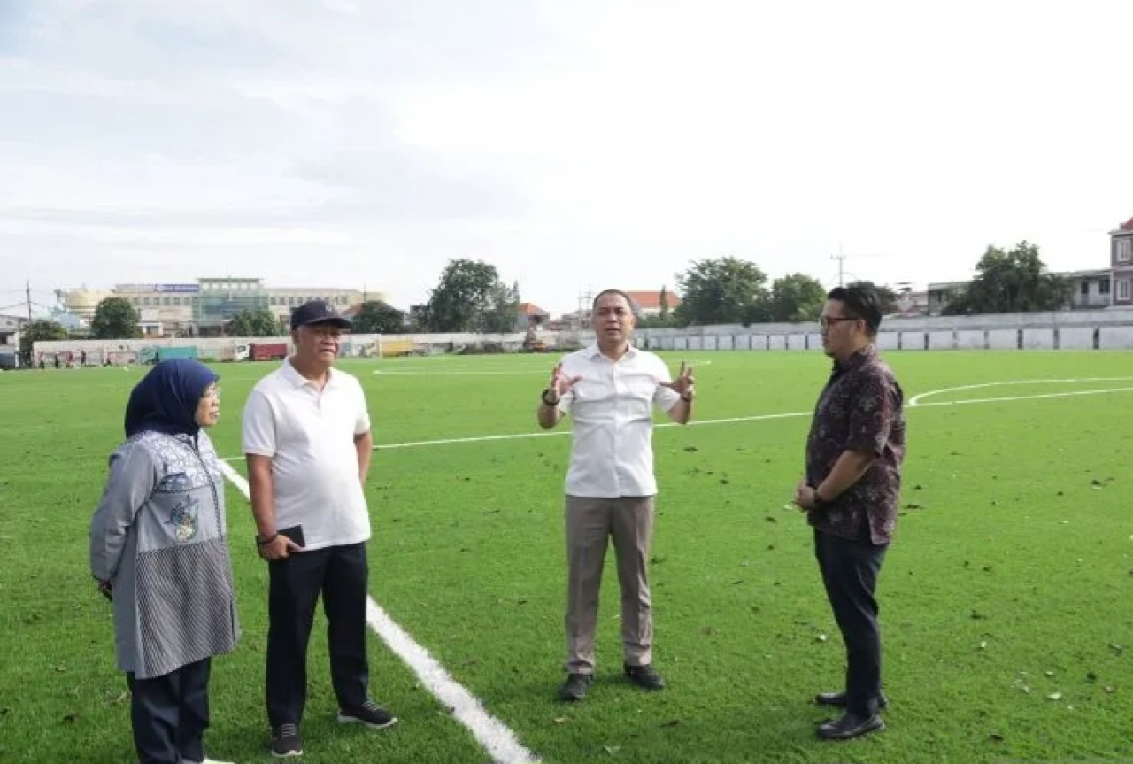 Wali Kota Surabaya Eri Cahyadi saat meninjau lapangan Karanggayam