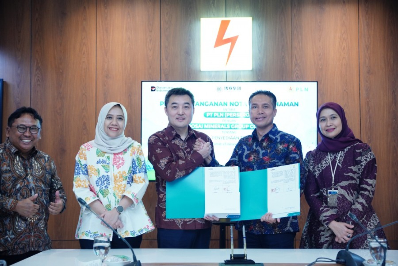 Acara penandatanganan MoU dihadiri oleh General Manager PLN UID Jawa Timur, Ahmad Mustaqir dan Deputy General Manager Bosai Minerals, Mr. Gavin Cao (Cao Wenqi),