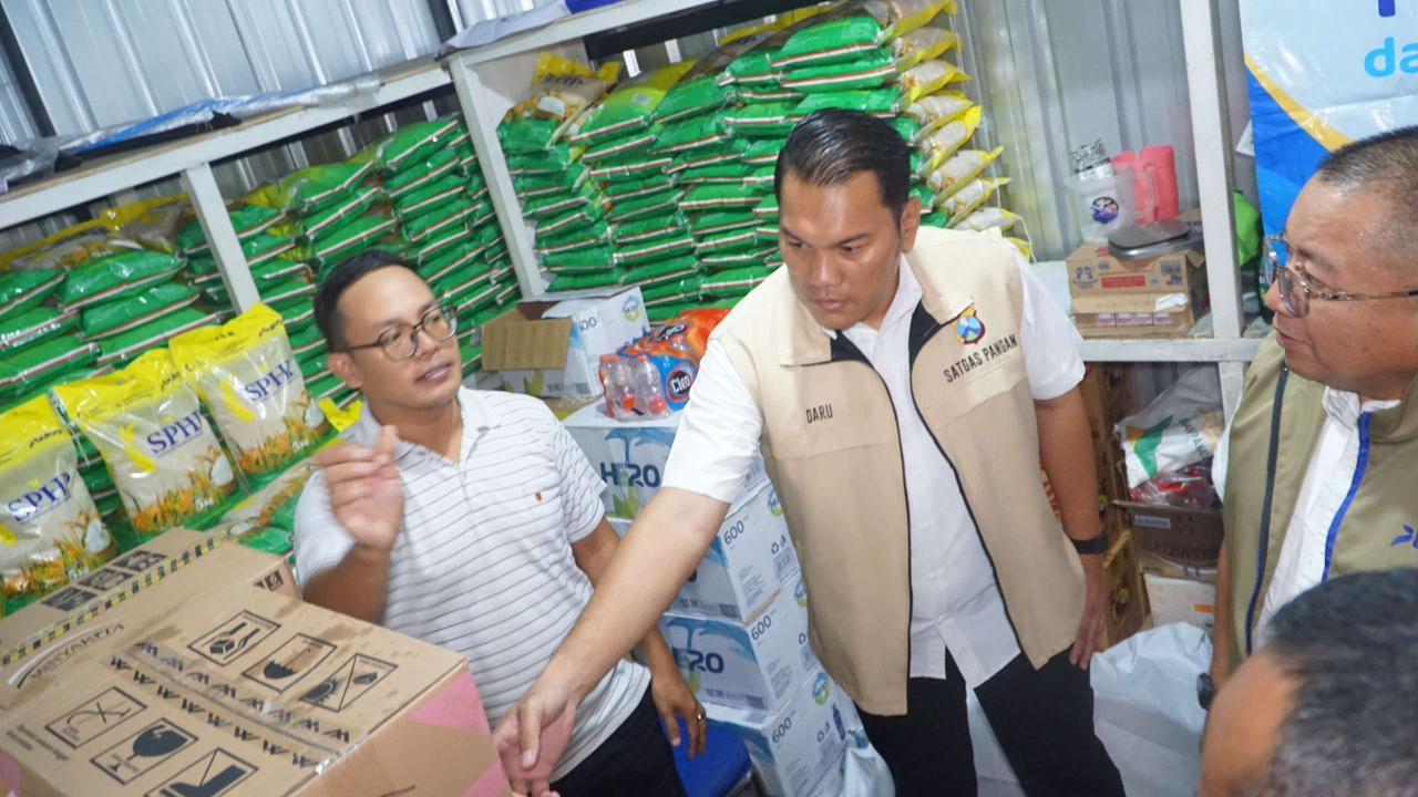 Pemimpin Perum BULOG Kanwil Jawa Timur, Langgeng Wisnu saat sidak pasar