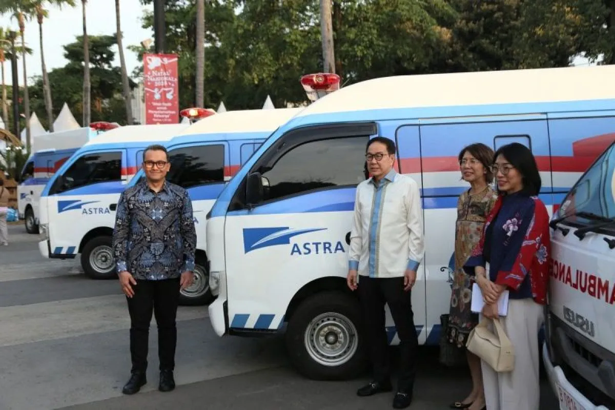 Astra Serahkan 35 Mobil Ambulan Bantu Kesehatan di Daerah
