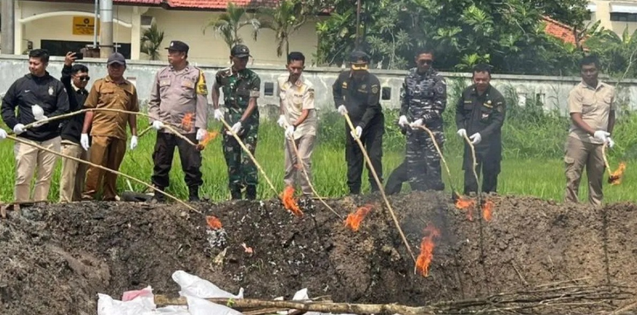 Balai Karantina Hewan, Ikan, dan Tumbuhan Jawa Timur (Karantina Jatim) saat memusnahkan berbagai komoditas pertanian ilegal