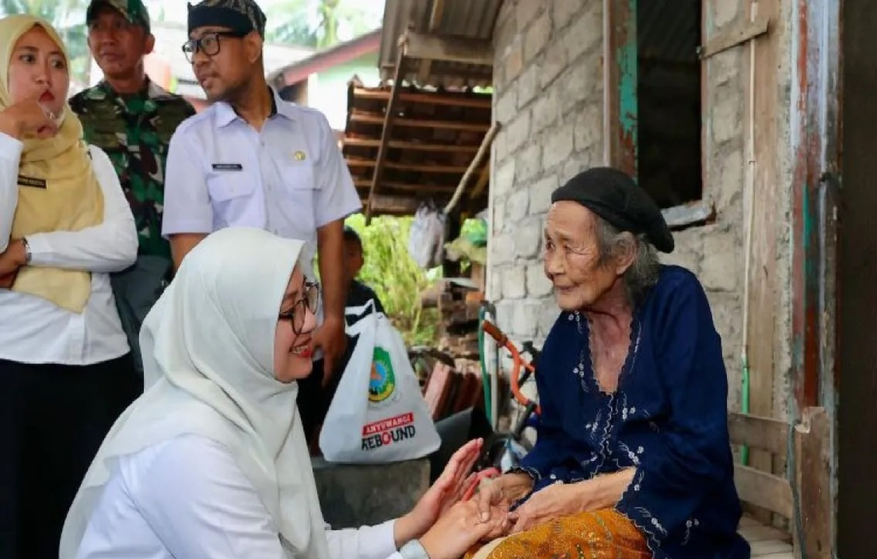 Bupati Banyuwangi Ipuk Fiestiandani saat menyerahkan paket sembako disalurkan kepada keluarga miskin