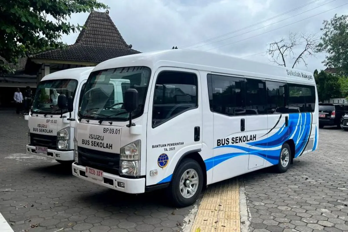 Sepanjang 2025, Kemenhub Bantu 150 Unit Bus Sekolah ke Daerah
