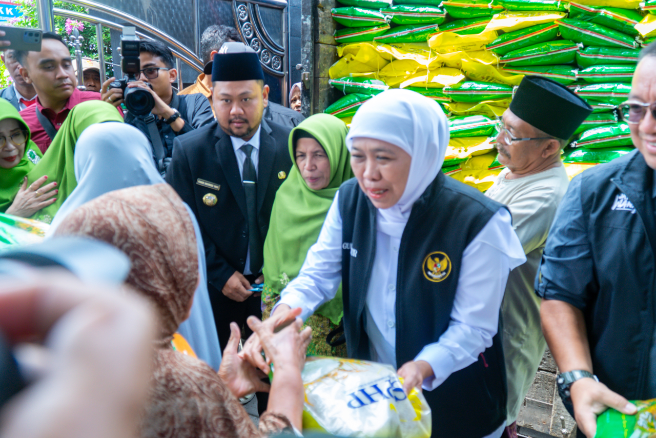 Gubernur Jawa Timur Khofifah Indar Parawansa didampingi Bupati Gresik Fandi Akhmad Yani meninjau pasar murah di Balai Desa Banjarsari, Kecamatan Cerme, Gresik