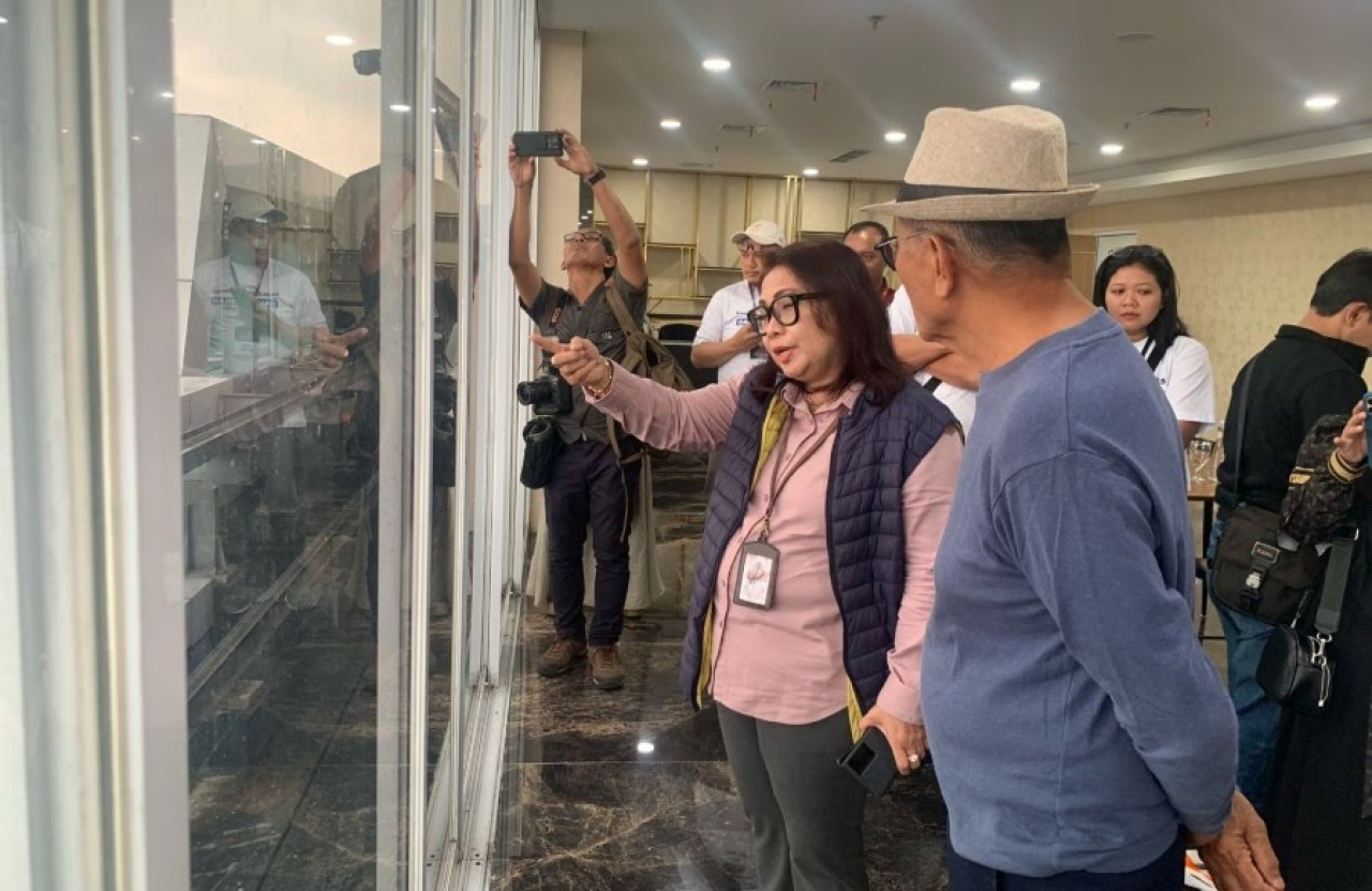 Direktur SEZ dan Hubungan Eksternal JIIPE, Rr Ayu Yayuk Dwi Hastuti saat memberikan penjelasan kepada Dahlan Iskan, Founder Disway