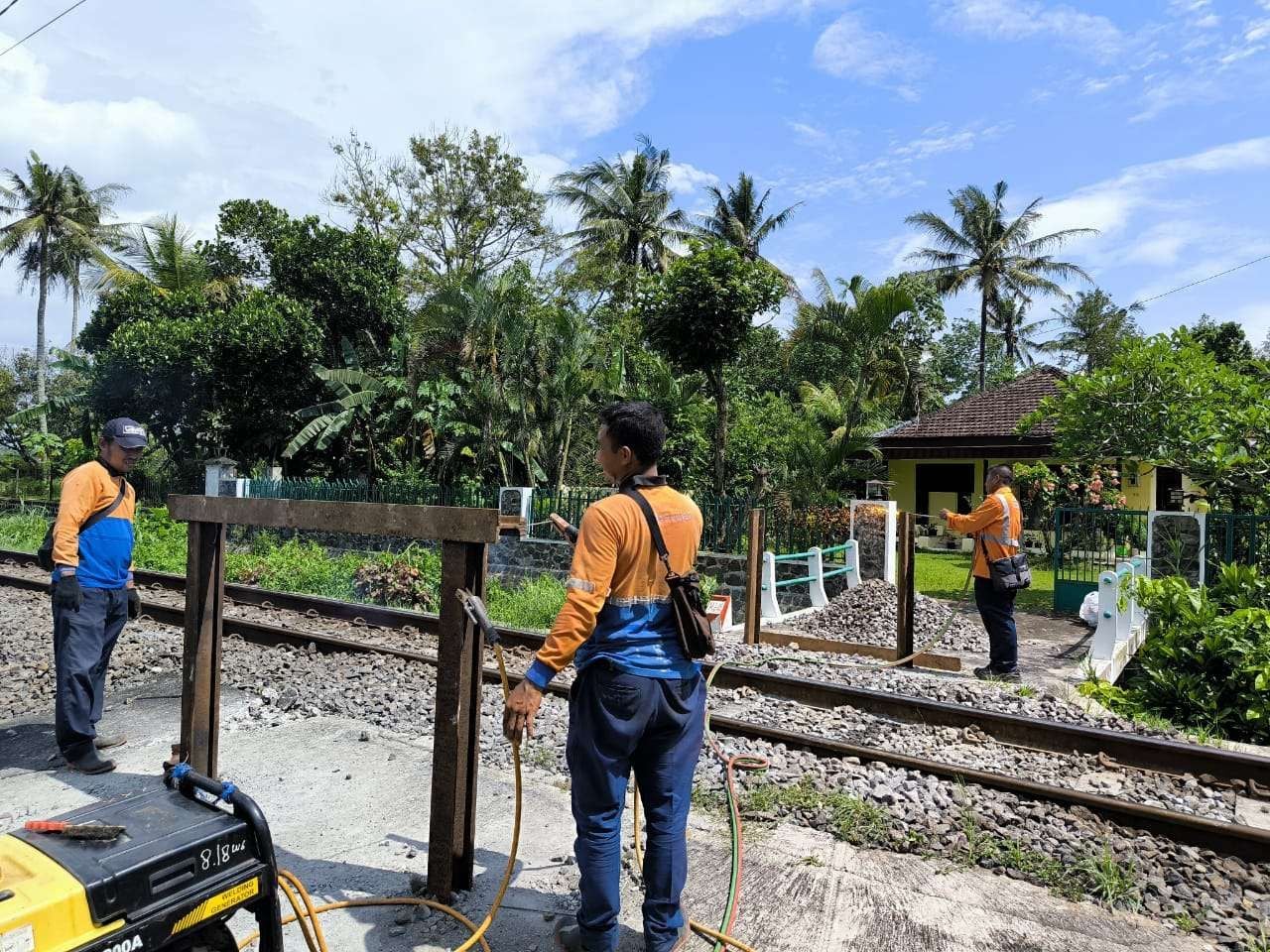 PT Kereta Api Indonesia (KAI) menutup 316 perlintasan sebidang yang rawan kecelakaan di berbagai daerah sepanjang tahun 2025.