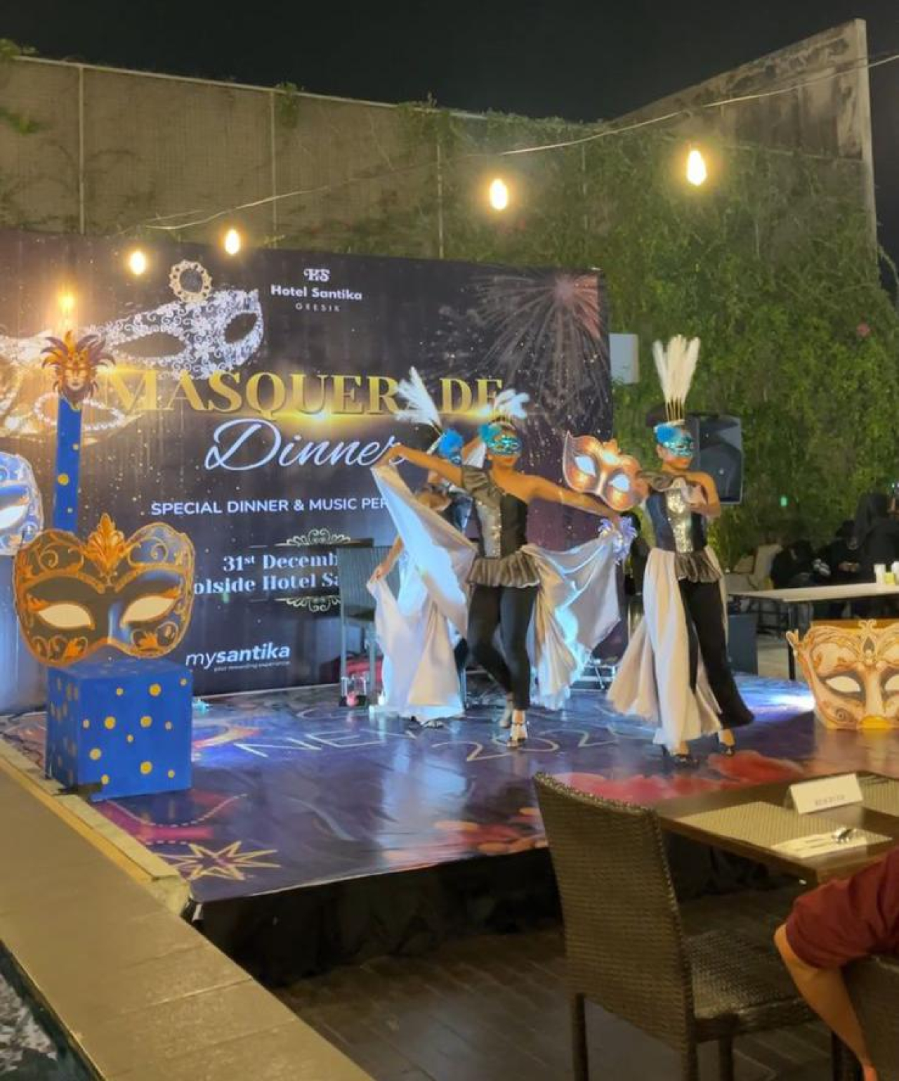 Hotel Santika Gresik menghadirkan rangkaian perayaan akhir tahun yang dikemas secara elegan dan istimewa melalui Dinner All You Can Eat bertema Masquerade Night.