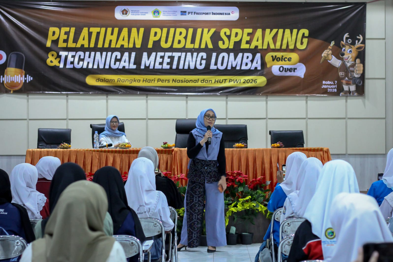 Dr. Herma Retno Prabayanti, seorang ahli public speaking saat menyampaikan materi