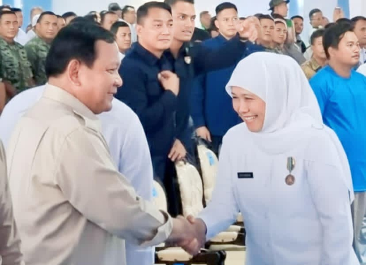 Gubernur Jawa Timur Khofifah Indar Parawamsa menerima Tanda Kehormatan Satyalancana Wira Karya Swasembada Pangan 2025 dari Presiden RI Prabowo Subianto. 
