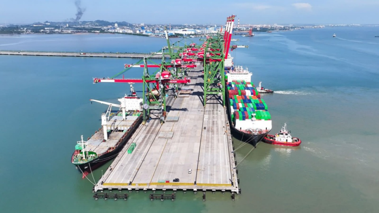 Kapal pengangkutan petikemas saat sandar di dermaga Terminal Teluk Lamong