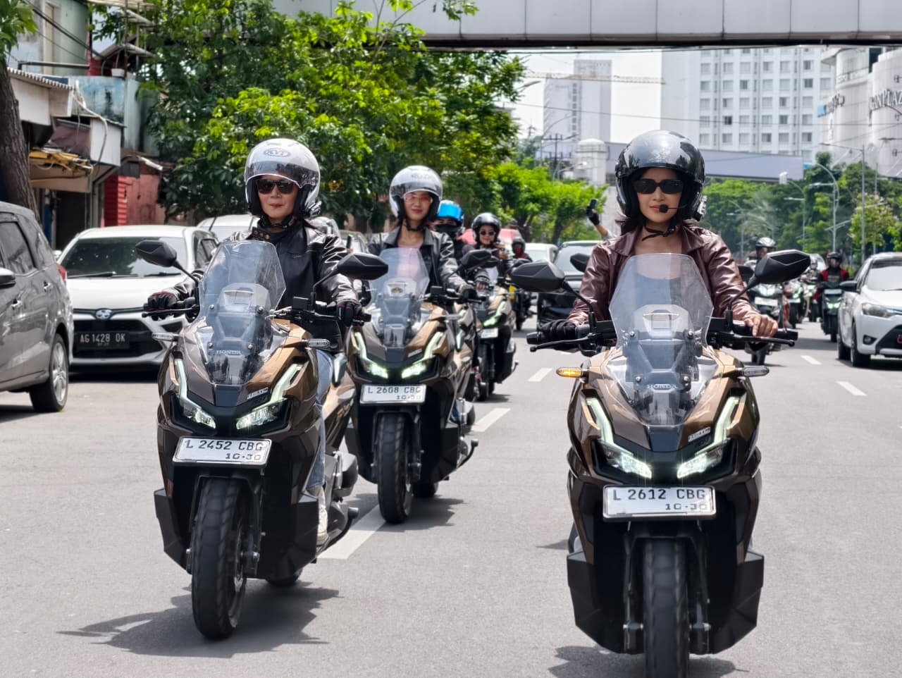 Sebanyak 15 lady bikers menikmati akhir pekan penuh gaya dalam kegiatan Women Ride New Honda ADV160, sebuah city ride yang digelar oleh PT Mitra Pinasthika Mulia (MPM Honda Jatim)