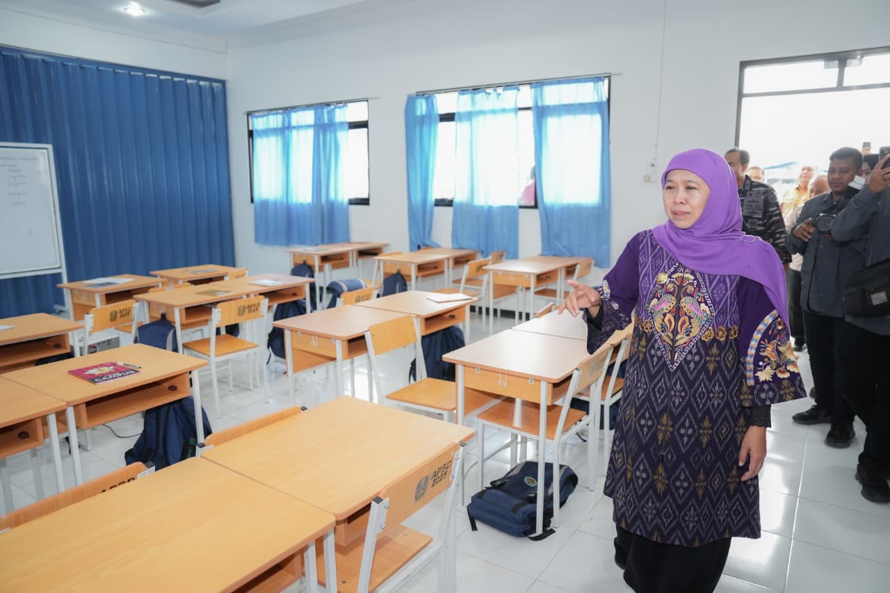 Gubernur Jawa Timur Khofifah Indar Parawansa saat meninjau sarana dan fasilitas penunjang SMAN Taruna Madani Jawa Timur