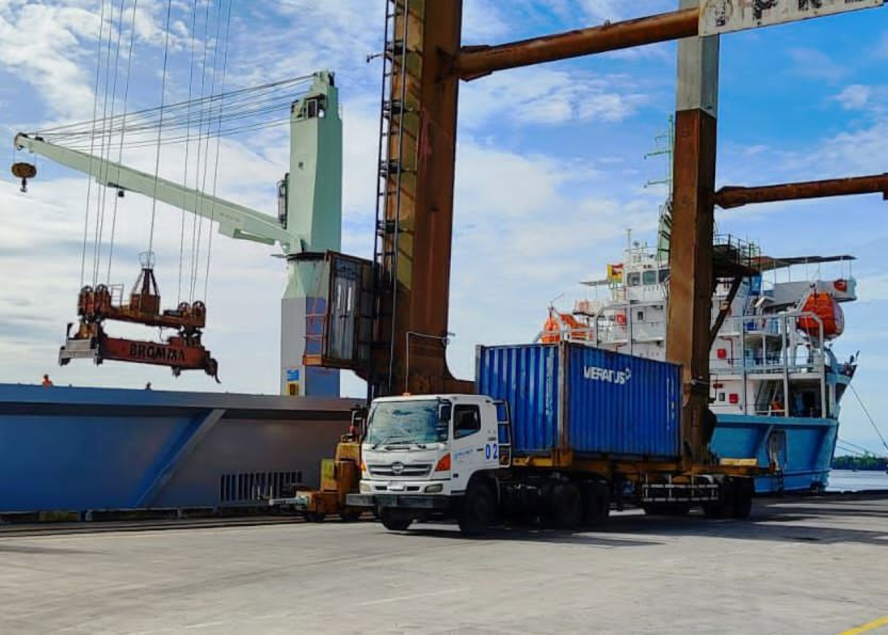 Kegiatan bongkar muat di Terminal Peti Kemas (TPK) Bagendang Sampit