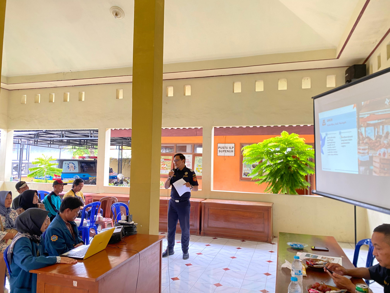 Bea Cukai Gresik mnarasumber dalam kegiatan pengabdian kepada masyarakat yang digelar Universitas Airlangga bersama mahasiswa KKN di Desa Supenuh, Sugio, Lamongan