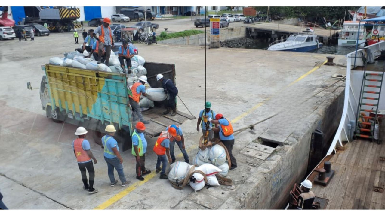 Sepanjang periode 30 November 2025 hingga 11 Januari 2026, Pelindo Regional 1 mencatat pelayanan terhadap 127 kunjungan kapal yang mengangkut logistik bantuan kemanusiaan