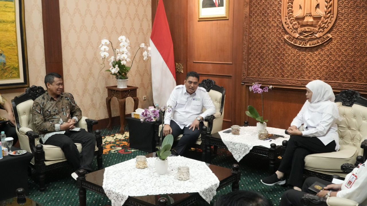 Direktur Jenderal Perkebunan bersama Direktur Utama PT SGN melakukan kunjungan kerja ke Gubernur Jawa Timur di Gedung Negara Grahadi, Surabaya