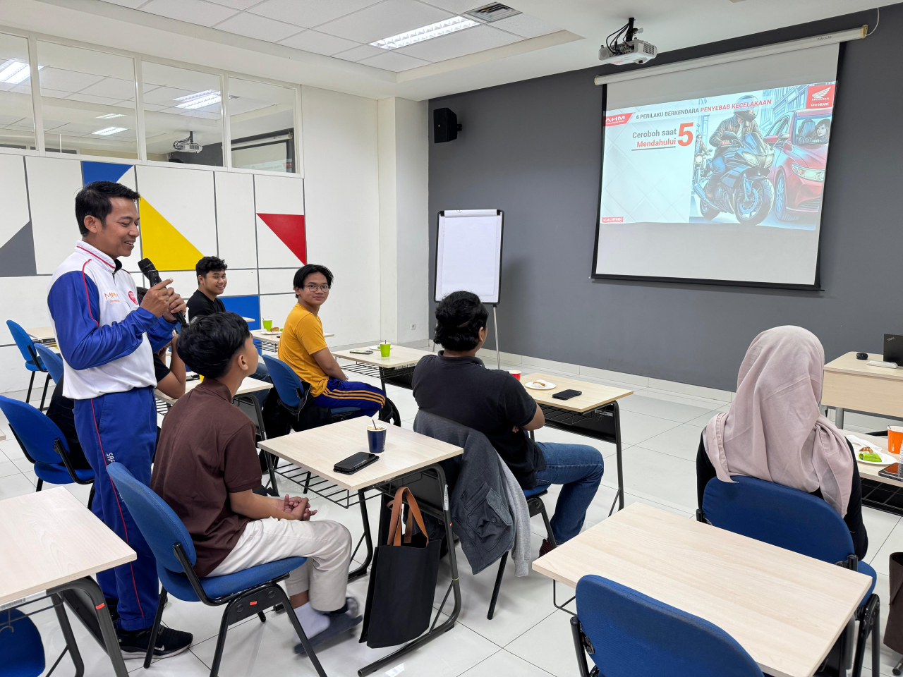 MPM Honda Safety Riding Center (SRC) menggelar Kelas Basic Berkendara Aman bagi keluarga jurnalis di Surabaya dan sekitarnya, melibatkan istri serta anak jurnalis.